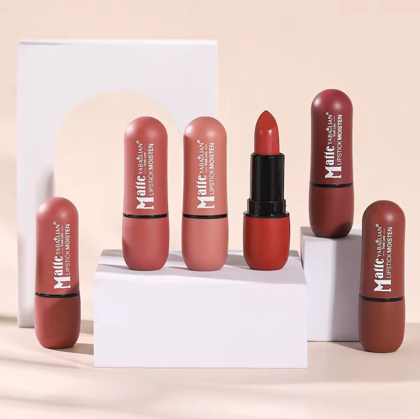 Lápiz labial mate Yabaolian tono #06 marrón rosado en labios